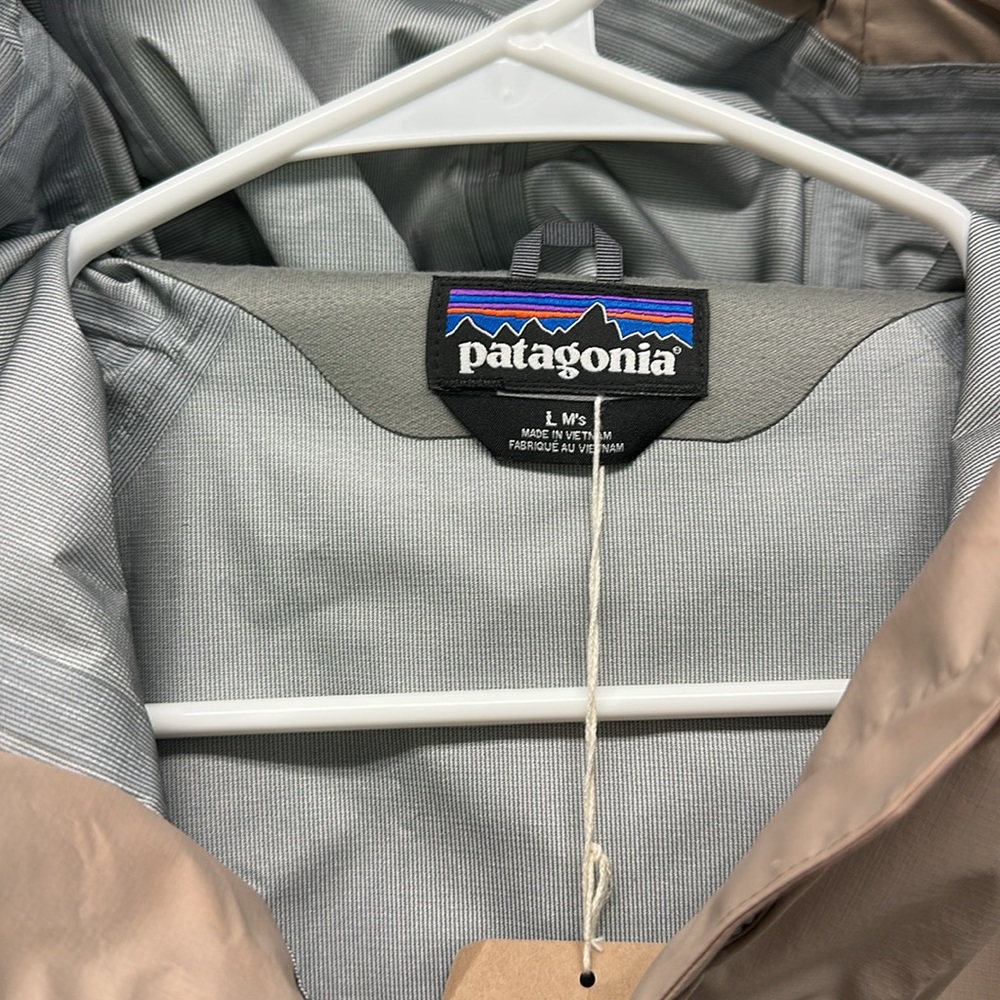 Patagonia Men's Beige Raincoat - Picture 2 of 4
